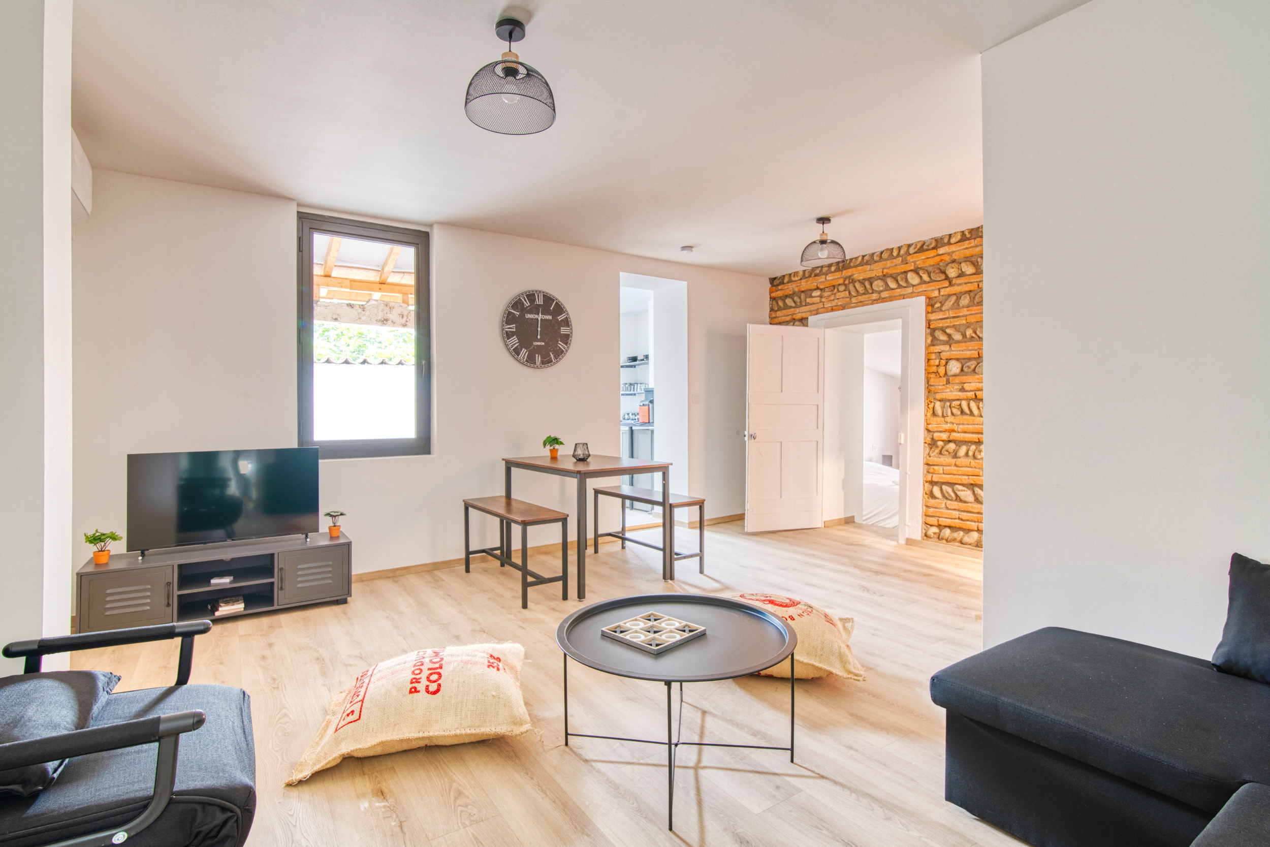 Salon avec mur en briques