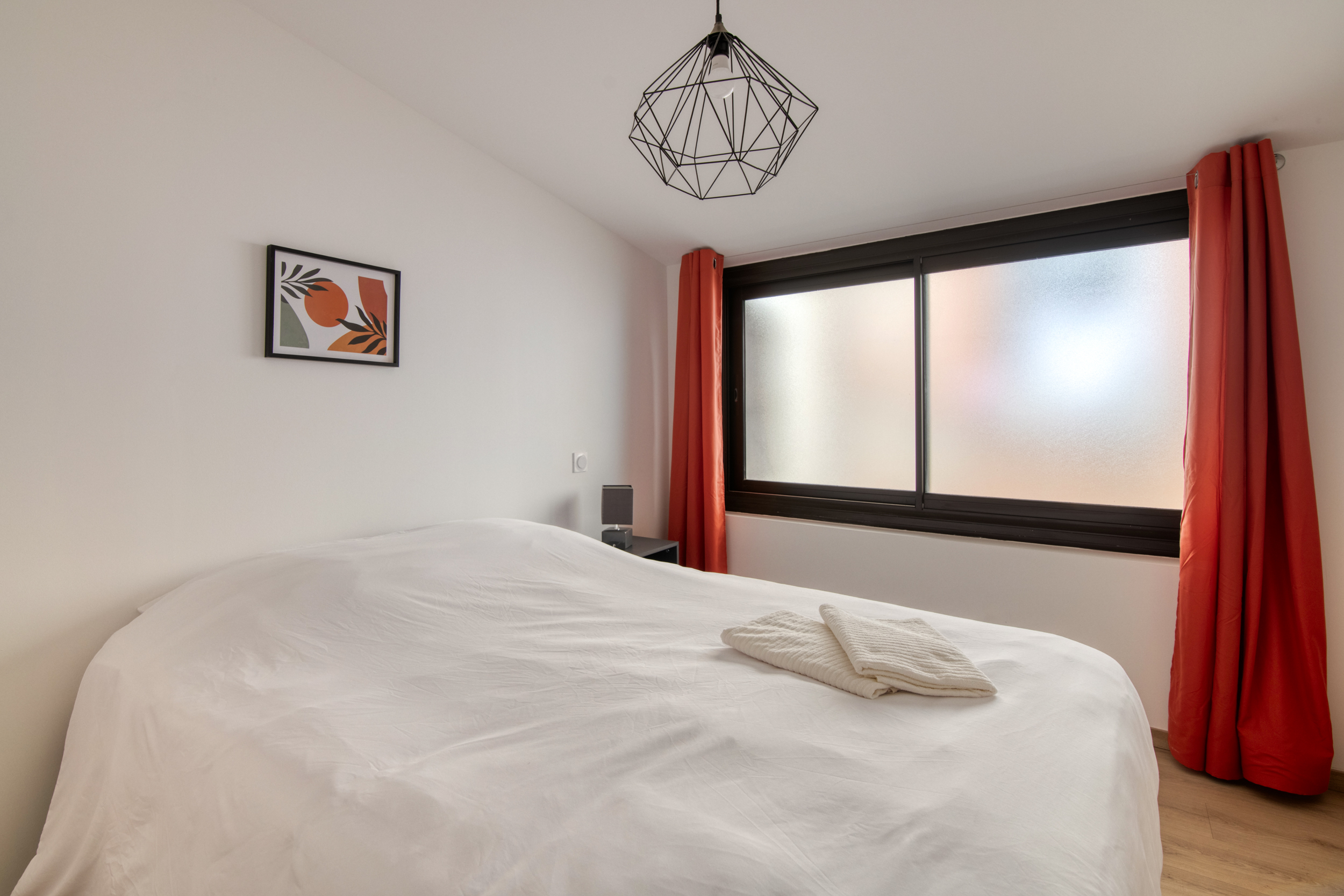 Chambre draps blancs rideaux terracotta