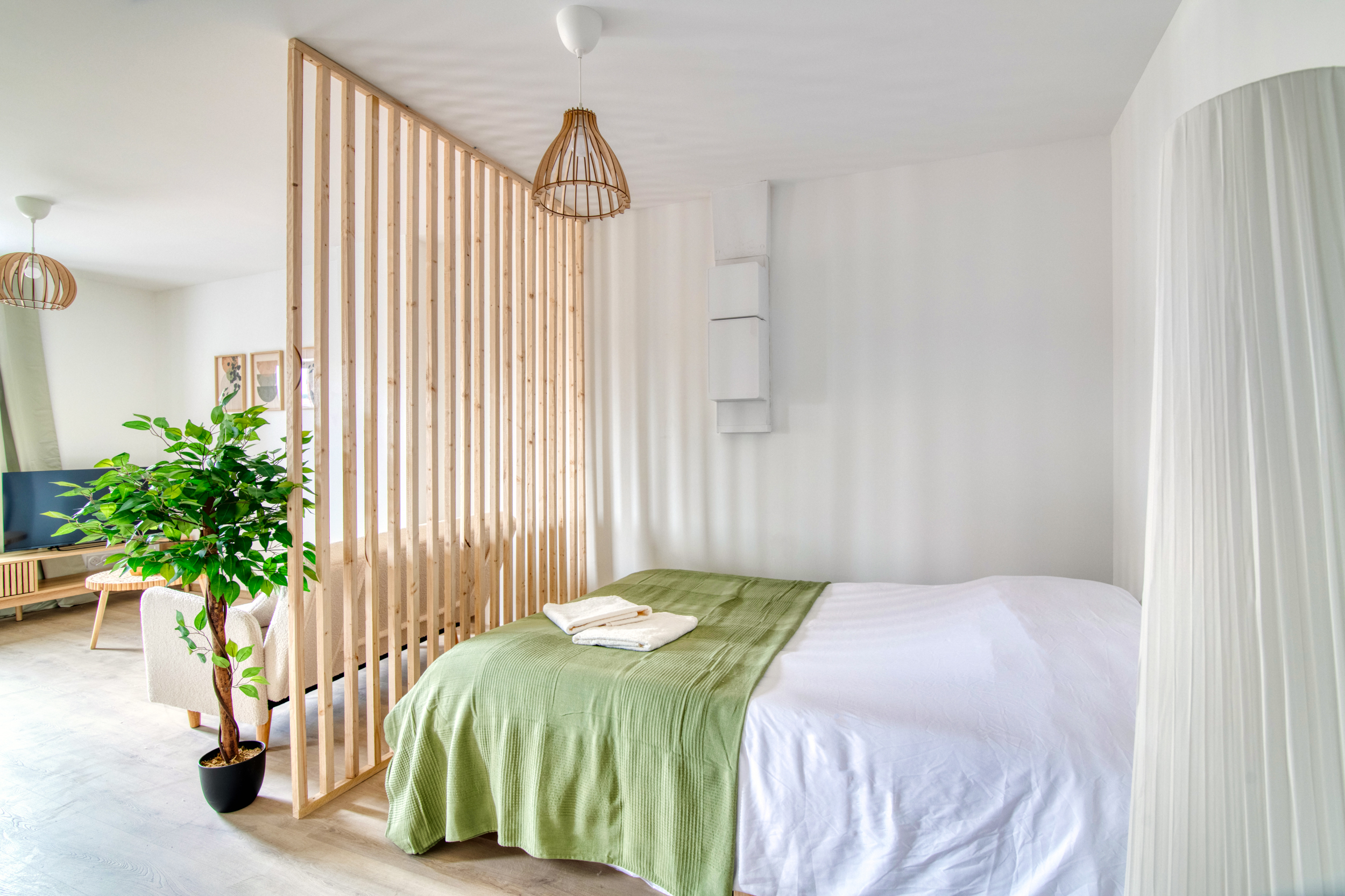 Chambre avec claustra et lit vert