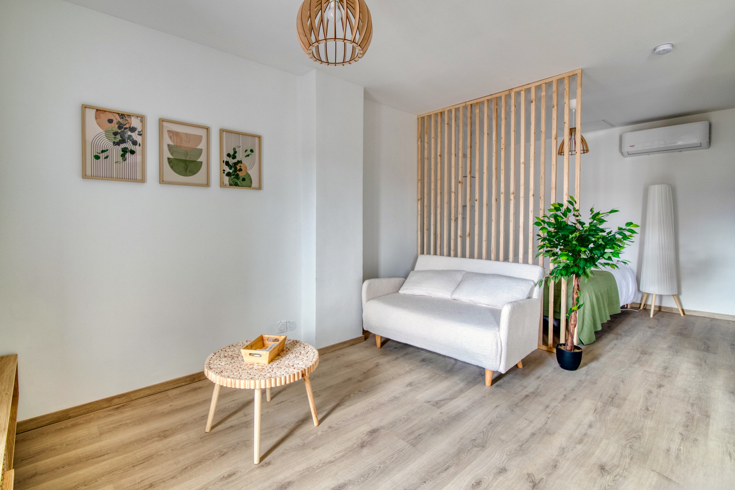 Salon épuré canapé blanc