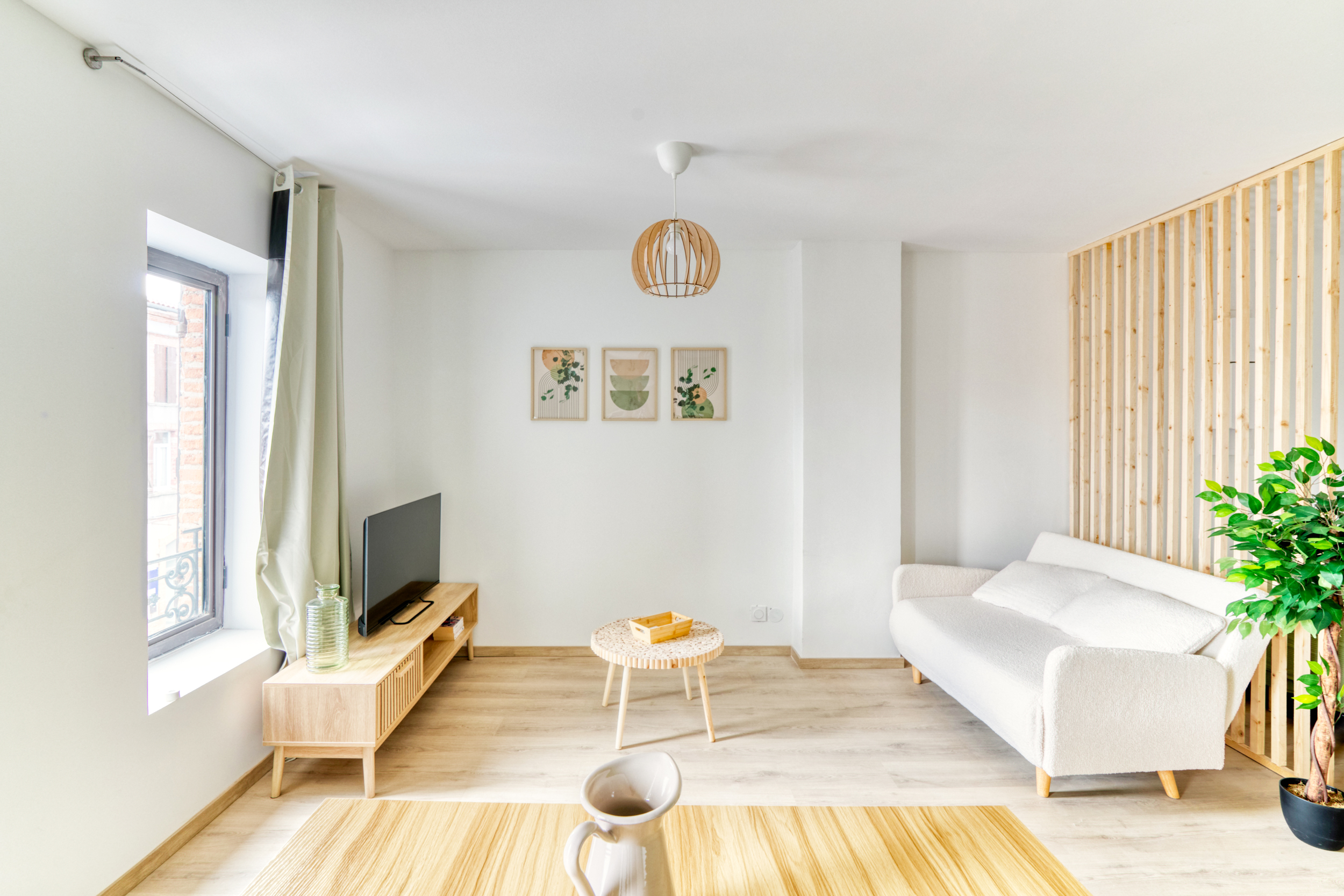 Salon lumineux géré par Privilège Conciergerie en Occitanie